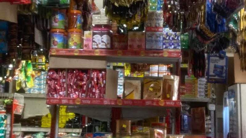 Gubernur Sumbar melarang kenaikan harga bahan pokok selama bencana dan memerintahkan pengawasan ketat distribusi untuk mencegah spekulasi serta memastikan stok aman.
