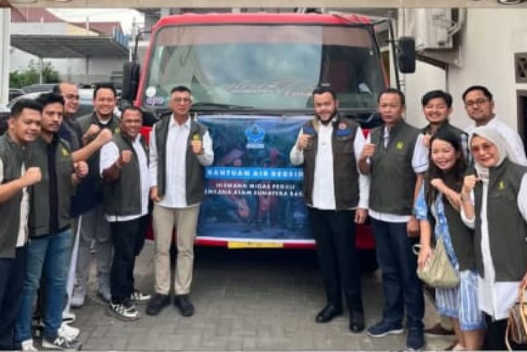 Ketua Hiswana Migas Sumbar Ridwan Hosen menyerahkan bantuan kepada Wali Kota Padang Fadly Amran di Posko Bencana Pemko Padang, Rabu (3/12/2025).(Foto: Diskominfo)