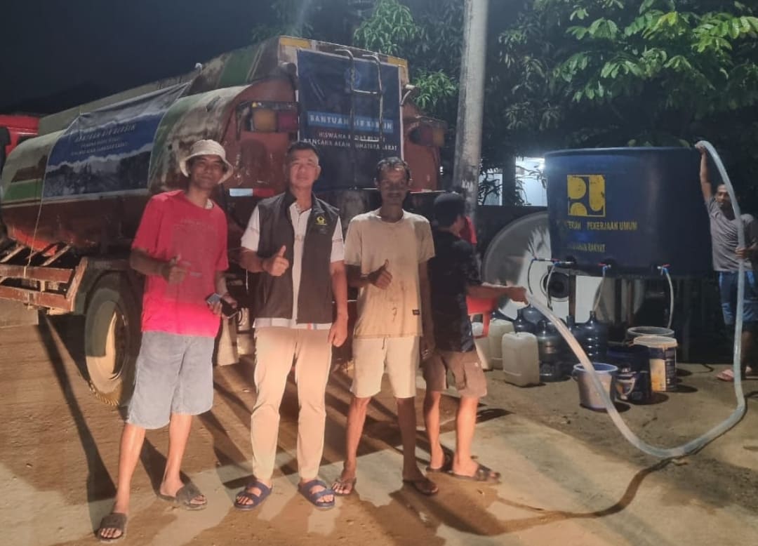 Ketua Hiswana Migas Sumbar Ridwan Hosen memantau langsung pendistribusian air bersih kepada masyarakat di Surau Gadang, Nanggalo. (Foto: IST)