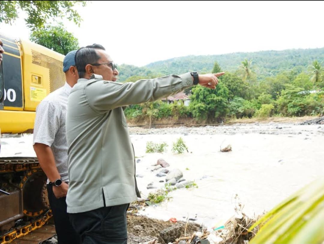 Bupati Eka Putra meninjau proses normalisasi Batang Sumpur dan pembangunan jalan temporer di Malalo, Kamis (4/12/2025). (Foto: Prokopim)