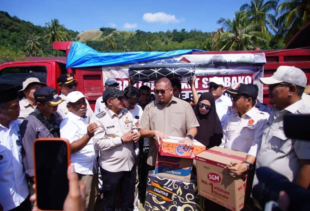 Andre Rosiade menyerahkan paket sembako kepada Bupati Eka Putra untuk korban banjir bandang di Posko Utama Nagari Batu Taba, Tanahdatar.(Foto: Prokopim)