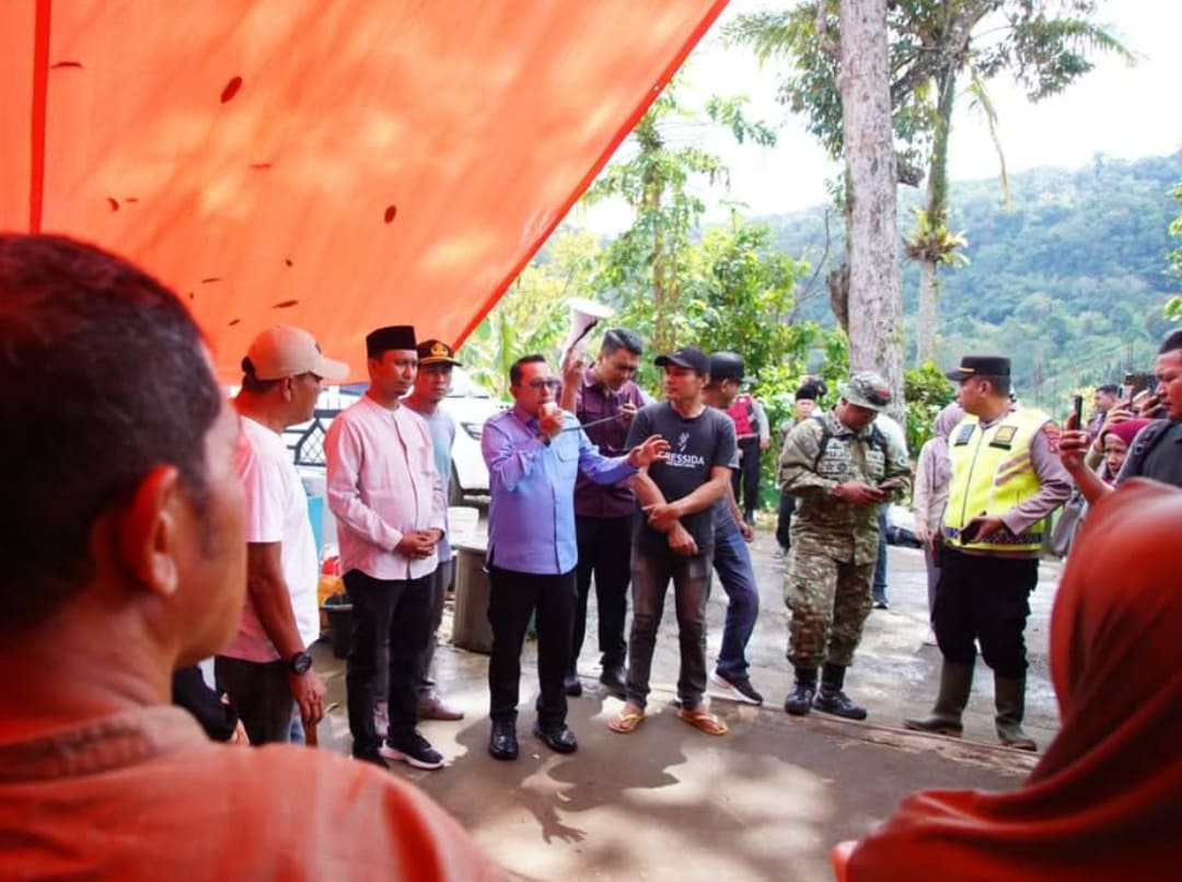 Bupati Eka Putra berdialog dengan warga pengungsian di Gunung Bungsu sambil mengecek kebutuhan mendesak pascabencana.(Foto: Prokopim)