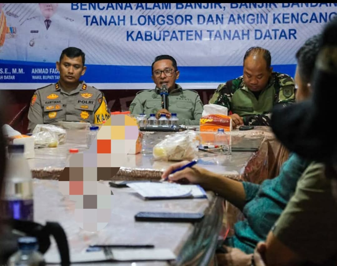 Bupati Tanahdatar Eka Putra memimpin rapat tanggap darurat di Posko Utama Batu Taba untuk mempercepat penanganan bencana dan memastikan distribusi logistik bagi pengungsi. (Foto: Prokopim)