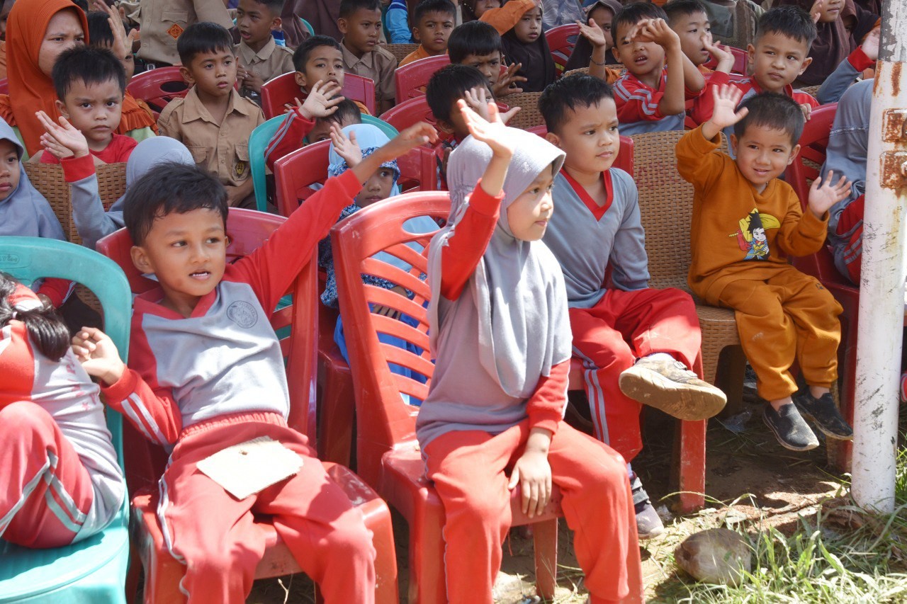 Anak-anak korban bencana di Pariaman mengikuti trauma healing yang diberikan oleh relawan Kitabisa, Kamis (4/12/2025).