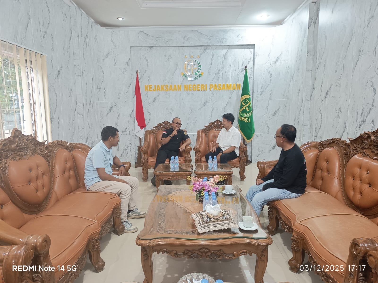 DISKUSI HANGAT: Redaktur Padang Ekspres Wilian Abib (kanan) didampingi dua awak media lainnya saat berdiskusi dengan Kajari Pasaman Hendi Arifin, Rabu sore (3/12).