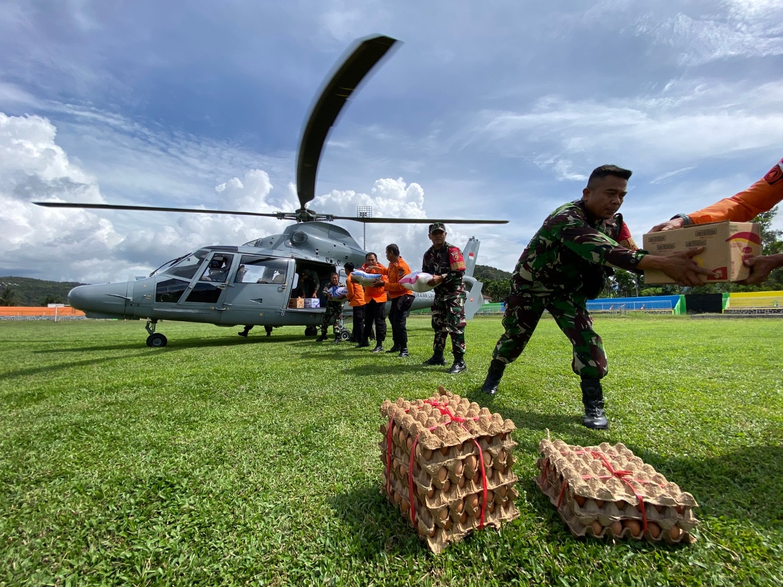 PERCEPATAN BANTUAN: Helikopter BNPB bersama TNI AU mendarat di GOR Singa Harau, Kabupaten Limapuluh Kota, membawa bantuan logistik untuk korban terdampak bencana.