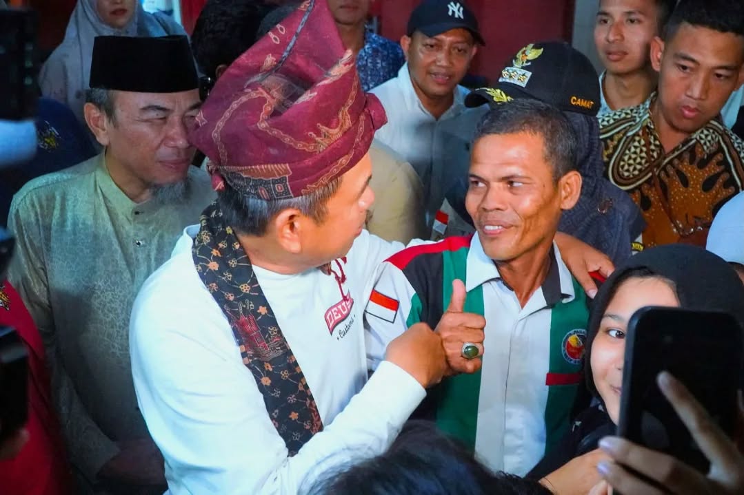 Gubernur Jawa Barat Dedi Mulyadi hadir langsung meninjau korban banjir dan longsor di Posko Evakuasi SDN 02 Cupak Tangah, Kecamatan Pauh, Kamis (4/12/2025).
