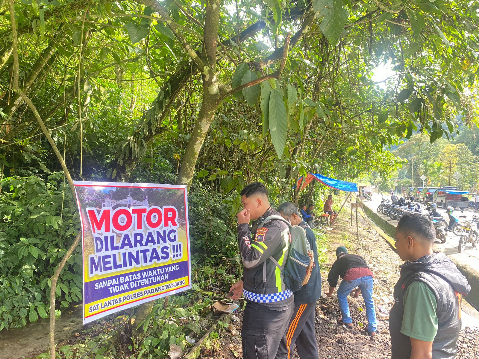 Akses Lembah Anai masih ditutup total akibat kerusakan pascabanjir. Polisi imbau pengendara gunakan jalur alternatif demi keselamatan dan kelancaran perbaikan.