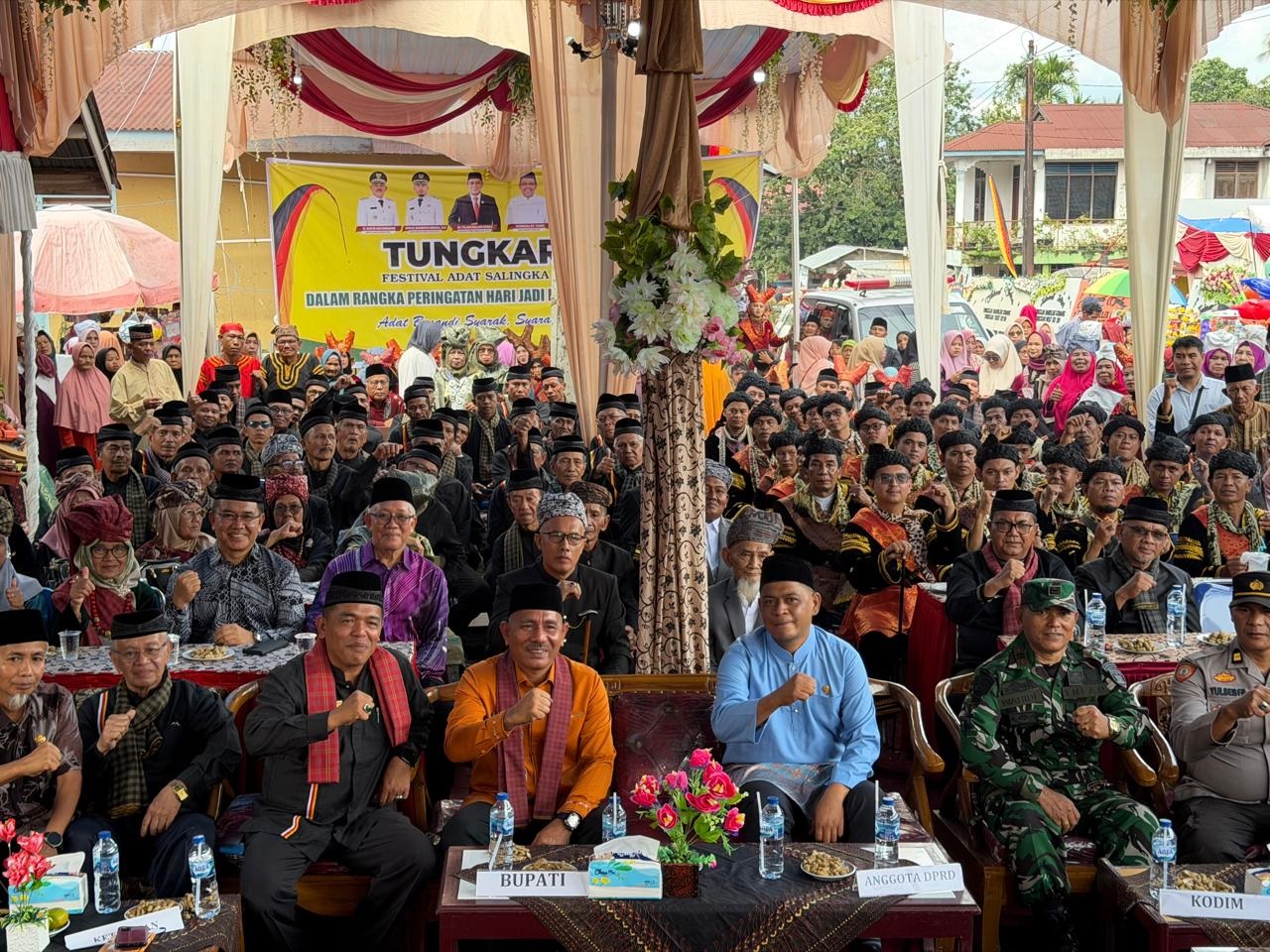 ANTUSIAS: Bupati Limapuluh Kota, Safni Sikumbang foto bersama saat di festival Adat Nagari Tungkar.