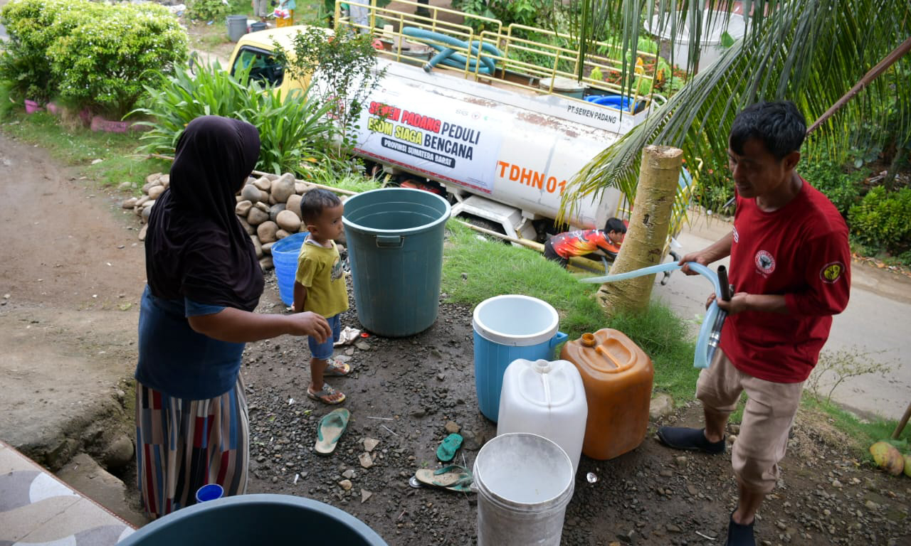 PT Semen Padang menyalurkan air bersih bagi warga Salareh Aia Timur pascabanjir bandang, membantu pemenuhan kebutuhan dasar setelah instalasi air rusak.