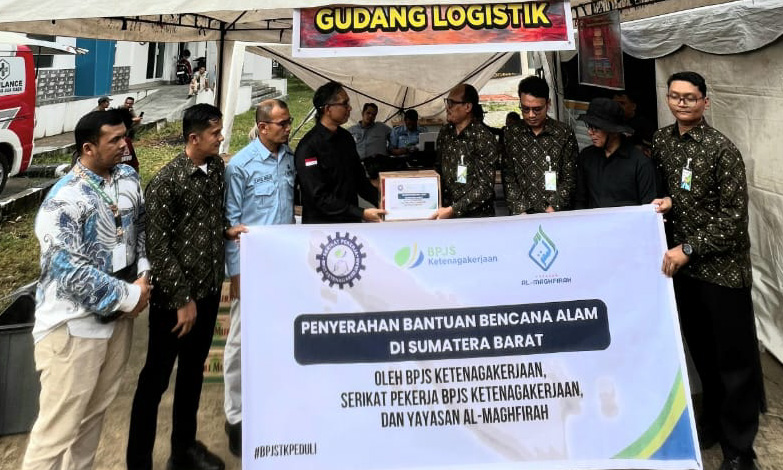 Kepala BPJS Ketenagakerjaan Solok, Arief Sabara, menyerahkan bantuan di Posko BNPB Kabupaten Solok, Kamis (4/12/2025).