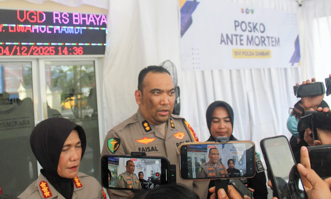 Plt. Kabid Dokkes Polda Sumbar AKBP Faisal bersama Kabid Humas Polda Sumbar Kombes Pol Susmelawati Rosya menyampaikan data terbaru korban tewas banjir dan longsor Sumbar, Kamis (4/12/2025).