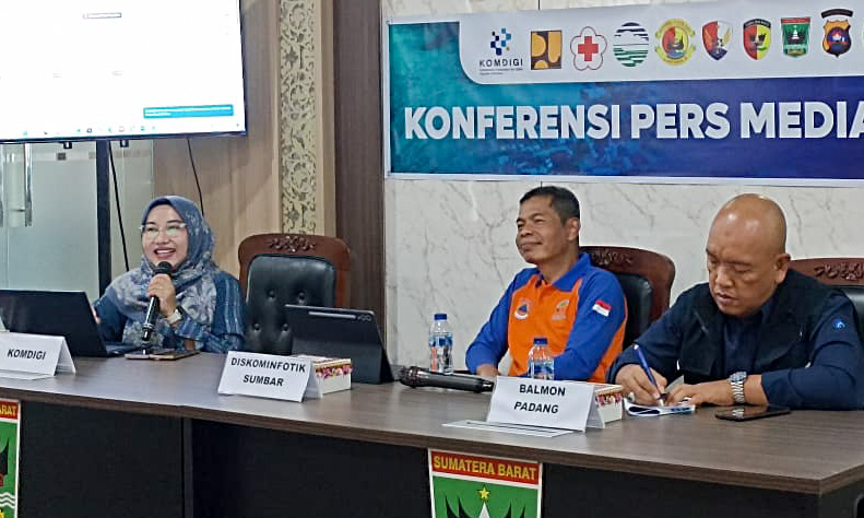 Konferensi pers Komdigi dalam pemulihan layanan telekomunikasi pasca bencana di Sumatera Barat, Rabu (03/12/2025). (Dok.Fadli Zikri).