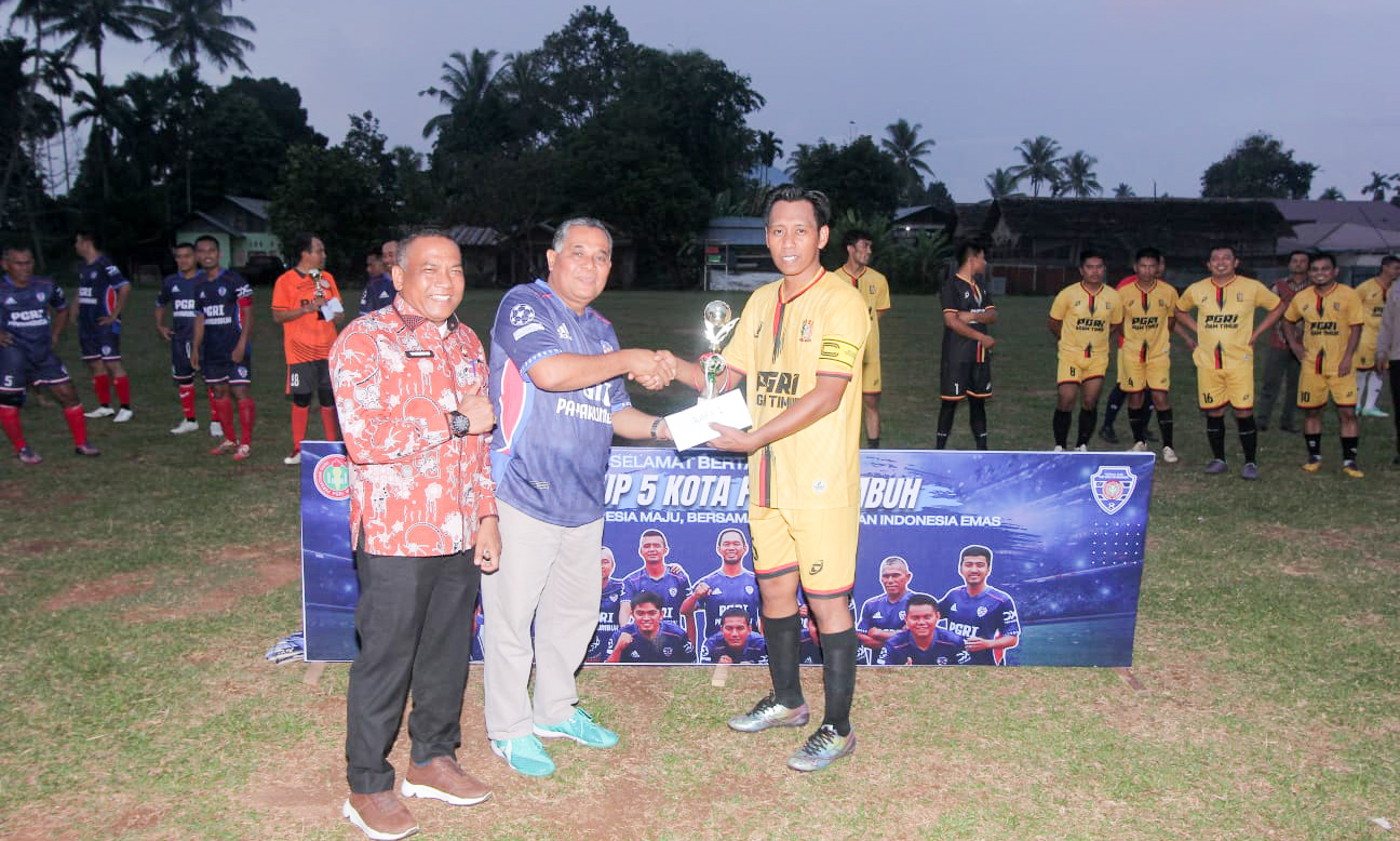PGRI Agam Timur menjuarai PGRI Cup Payakumbuh 2025 setelah menang 1-0 atas PGRI Kota Payakumbuh lewat gol Zunedi jelang laga usai.