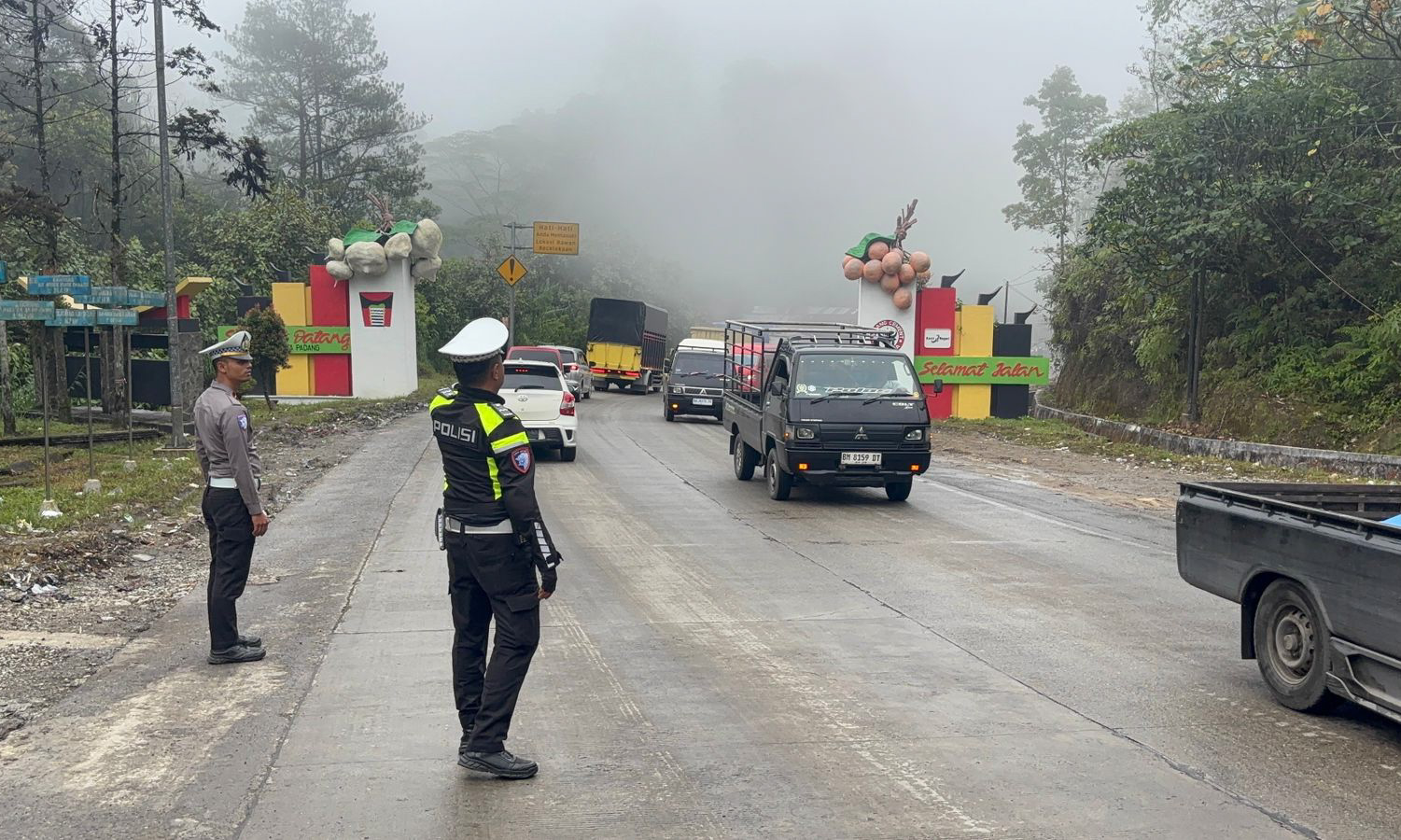 Satlantas Polres Solok melaksanakan kegiatan pengaturan sekaligus pemantauan arus lalu lintas di perbatasan Kota Solok-Padang, Jumat (5/12/2025) sore.