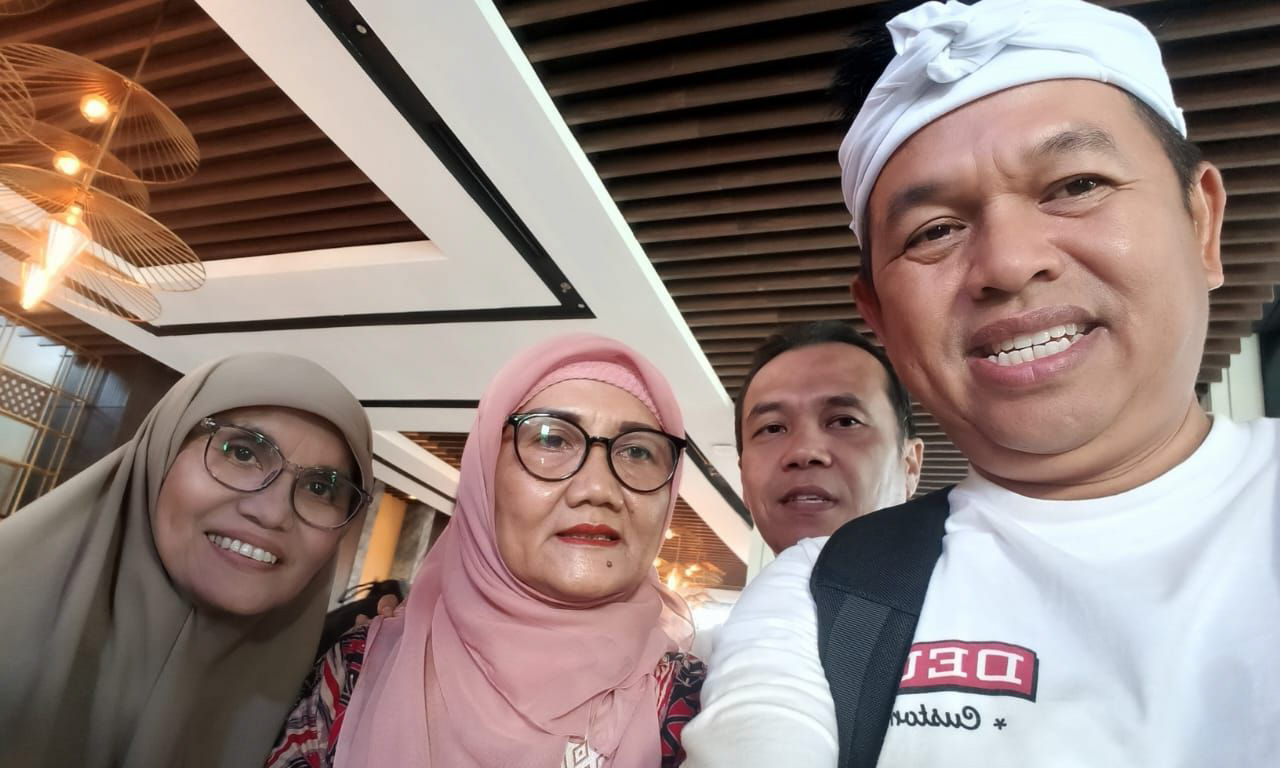 Gubernur Jawa Barat Dedi Mulyadi membeli seribu bungkus rendang UMKM Padang untuk dibawa ke Aceh, membantu pelaku usaha yang terdampak banjir, Jumat (5/12/2025).