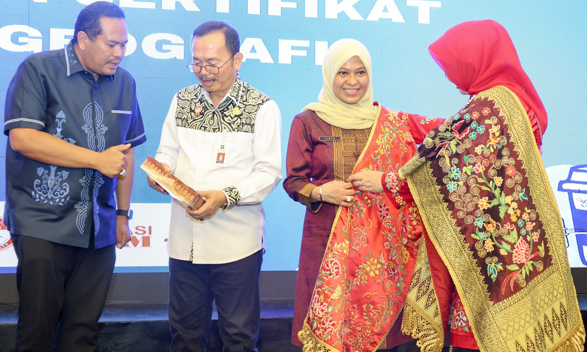 Sulaman Kapalo Paniti Nareh resmi terdaftar sebagai Indikasi Geografis. Pemko Pariaman pastikan perlindungan hukum dan peningkatan daya saing pengrajin lokal, Jumat (5/12/2025).