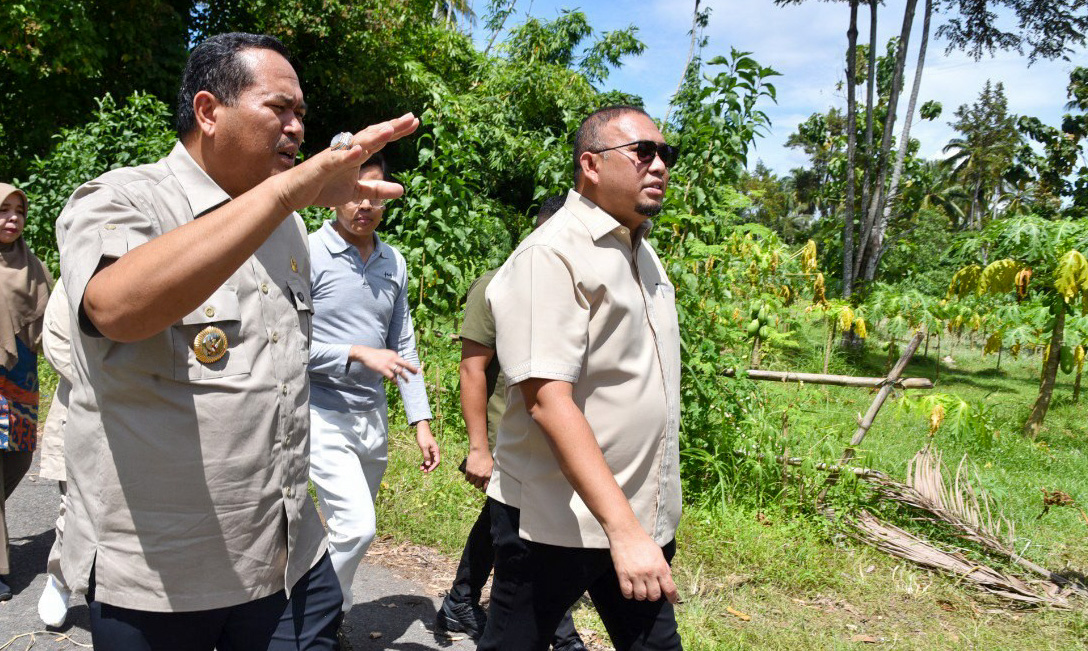 Andre Rosiade serahkan 2.000 paket bantuan untuk korban banjir Pariaman dan tinjau lokasi terdampak guna percepatan pemulihan infrastruktur rusak.
