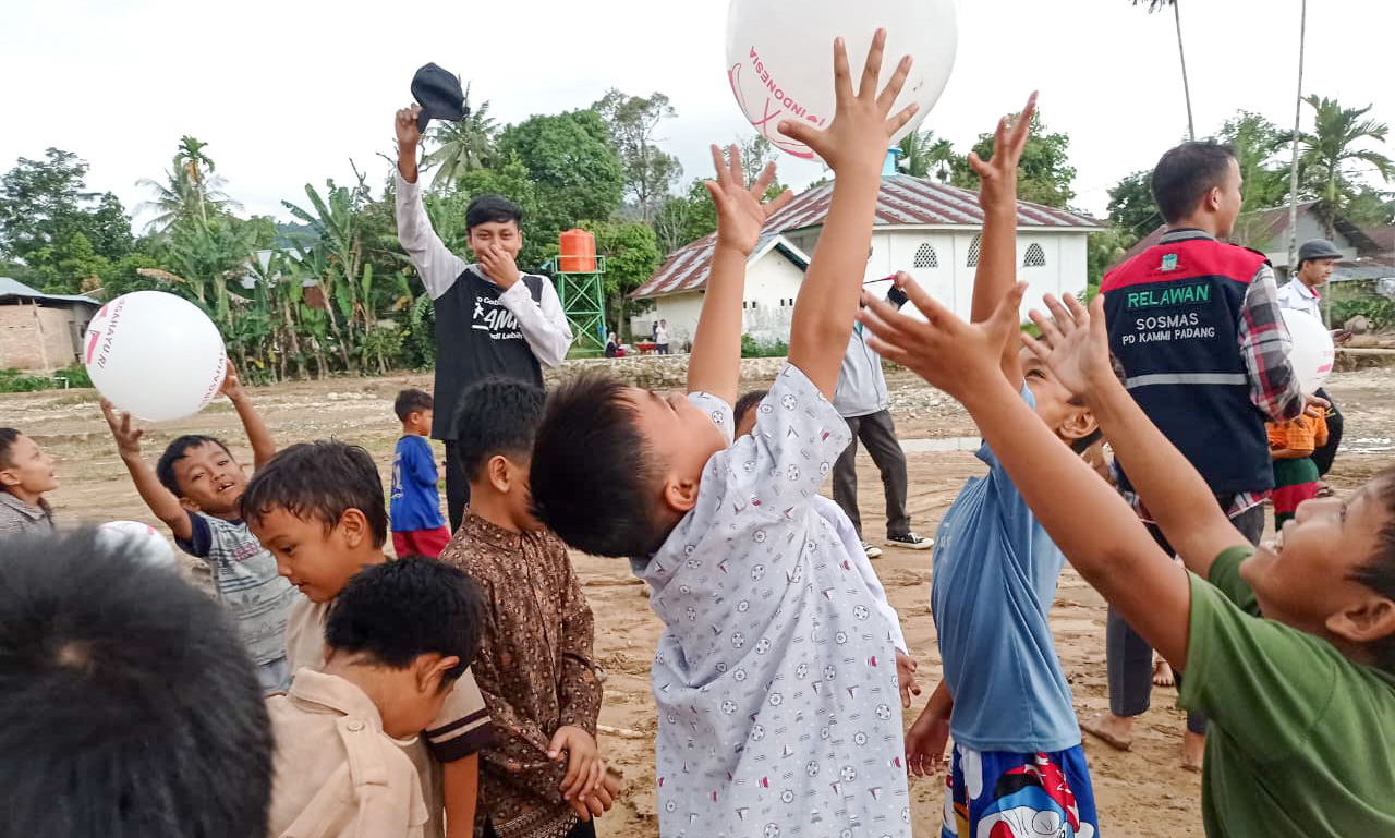 Kegiatan Pengobatan Gratis dan Trauma Healing yang diadakan oleh KAMMI Sumbar, Kuranji, Kamis (04/12/2025). (Foto: Mengki Kurniawan/Padeks)