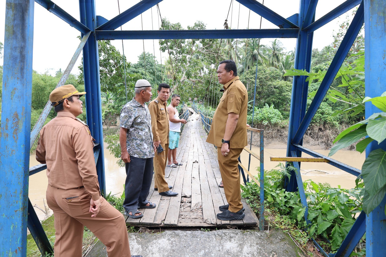 Wali Kota Pariaman meninjau kerusakan pascabanjir dan prioritaskan perbaikan infrastruktur, layanan kesehatan, serta bantuan bagi warga terdampak banjir.