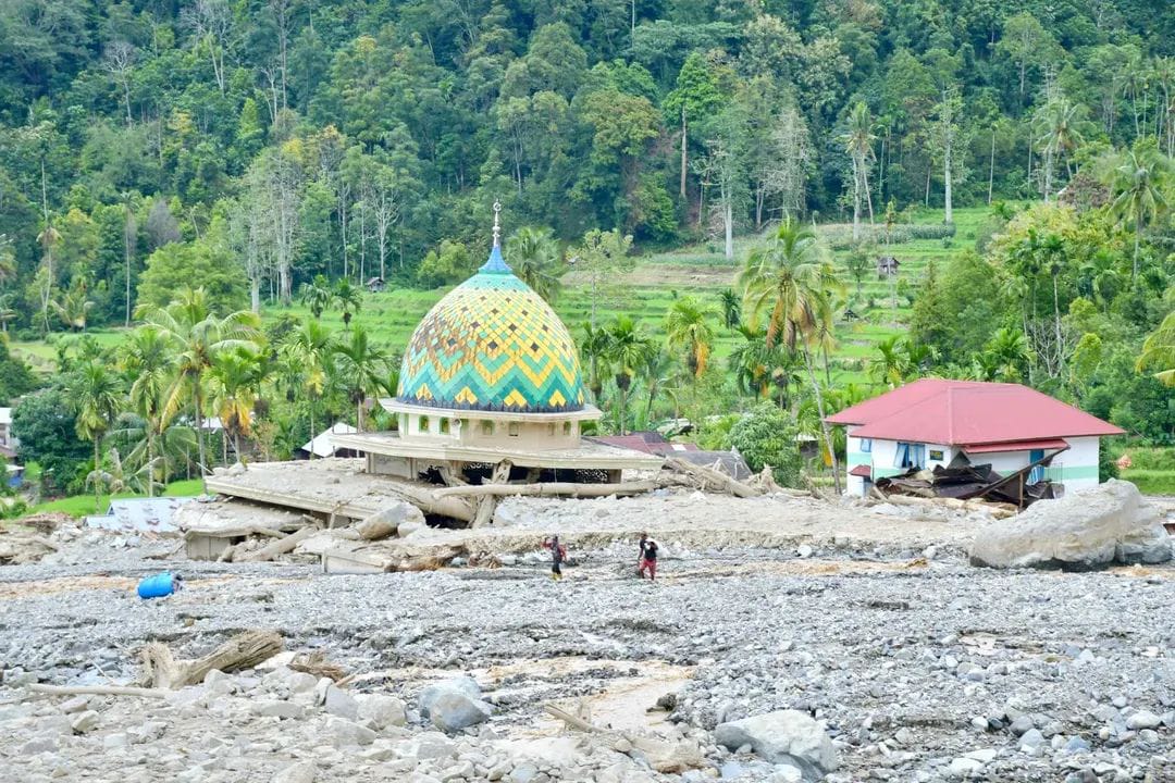 Nagari Sungaibatang, Tanjungraya, salah satu wilayah terdampak parah terkena bencana yang saat ini masih terisolasi. Penyaluran bantuan ke wilayah ini dilakukan lewat jalur air Danau Maninjau.