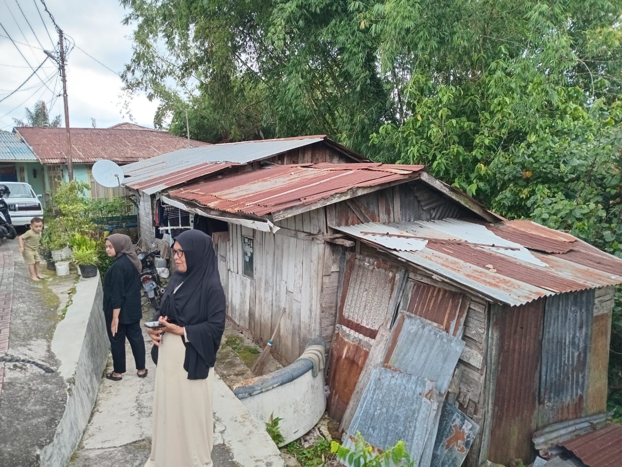 Asni (56) warga Kelurahan Bukik Cangang Kayu Ramang Kecamatan Guguak Panjang Kota Bukittinggi, Jumat, (5/12).