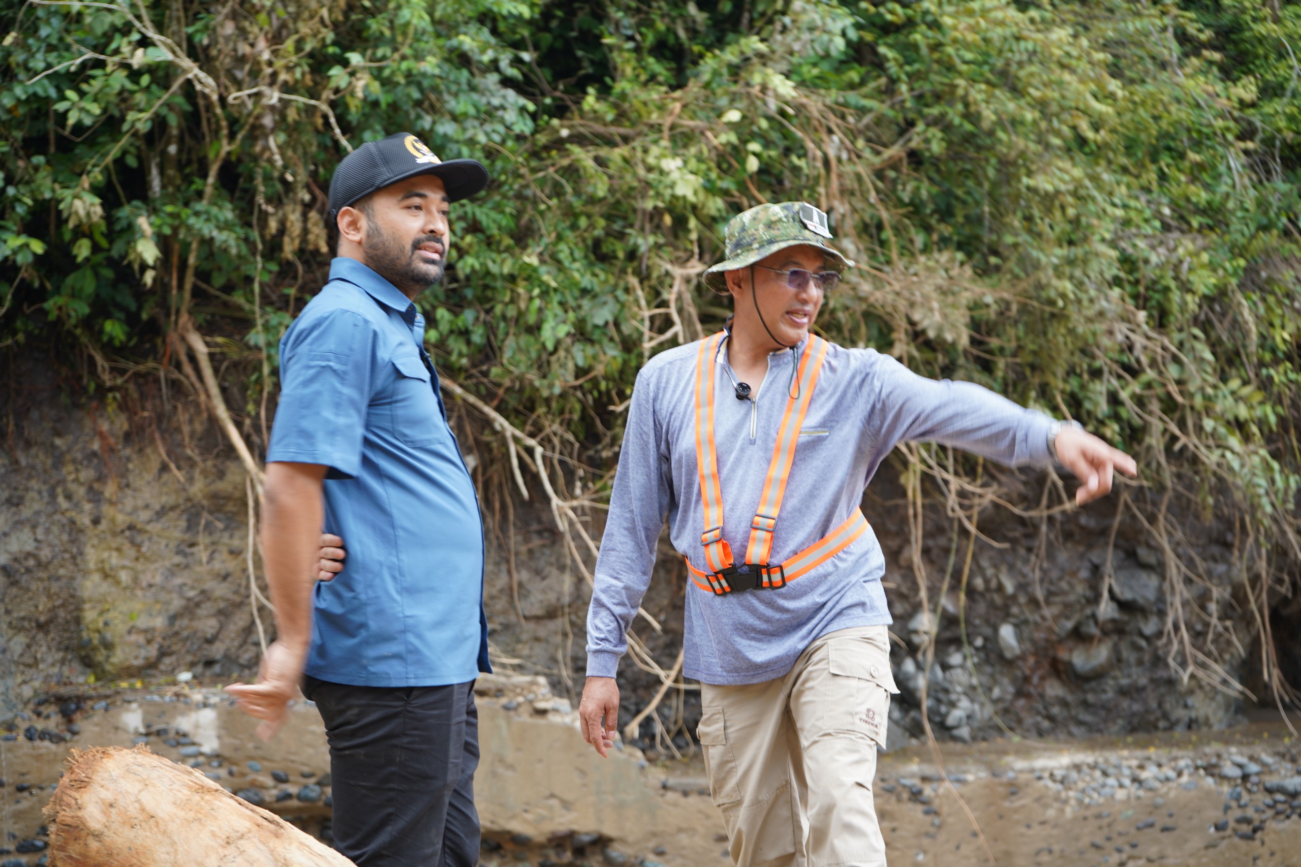 Dirut Perumda Air Minum Kota Padang Hendra Pebrizal (kanan) bersama anggota Komisi V DPR RI Zigo Rolanda meninjau kondisi intake Perumda AM Padang yang rusak diterjang banjir bandang.