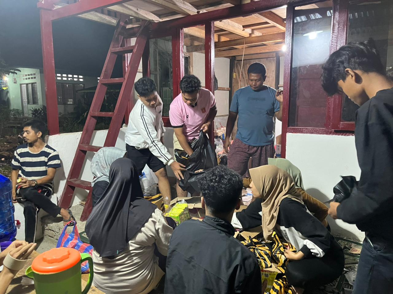 Masyarakat Simpang IV Mato Aia, Lubukbasung, menghimpun bantuan dari berbagai kalangan untuk korban terdampak bencana galodo di Salarehaie, Palembayan, Sabtu (6/12).