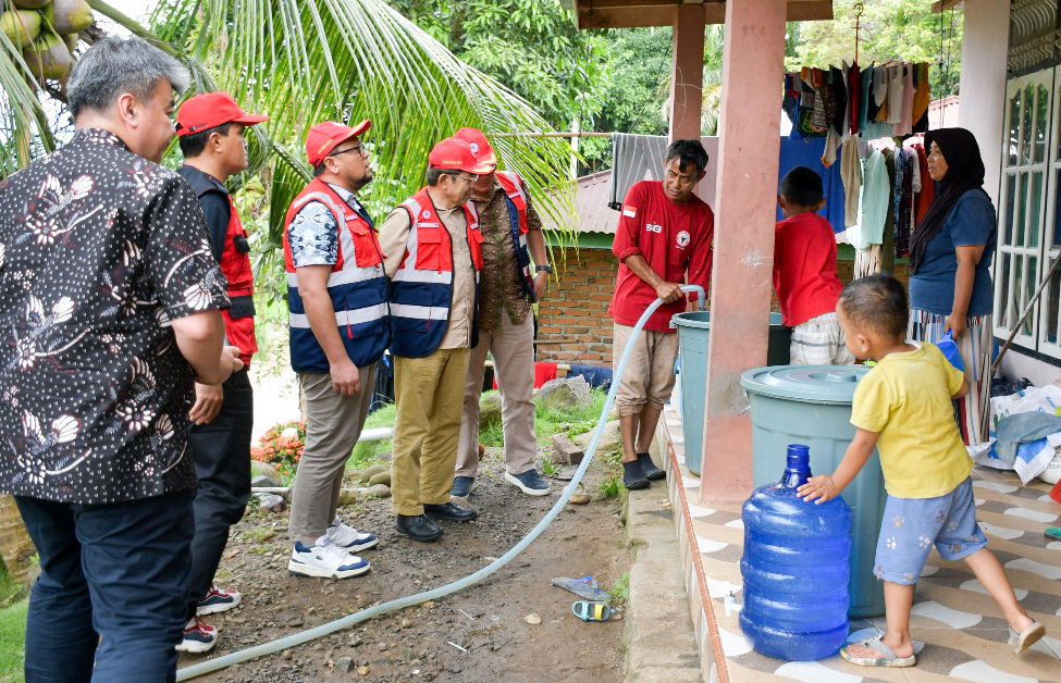 Komut PT Semen Padang Werry Darta Taifur bersama jajaran manajemen meninjau pengisian air bersih untuk warga di Koto Alam, Nagari Salareh Aia Timur.