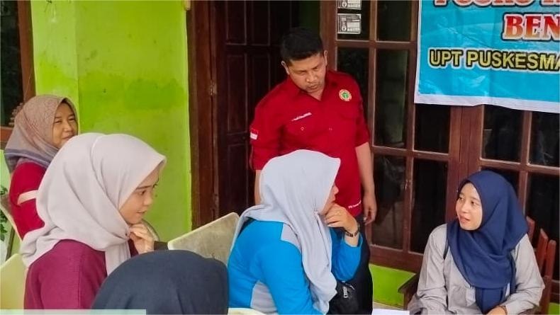 Petugas Nakes Puskesmas Balaiselasa saat melakukan pelayanan kesehatan di salah satu posko bencana di kecamatan itu.