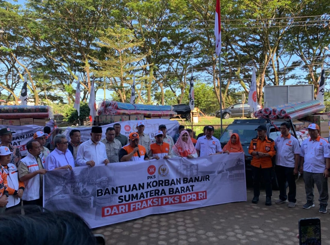Anggota DPR RI Nevi Zuairina bersama Sekjen PKS dan kader menyerahkan paket bantuan untuk korban banjir dan galodo di Sumbar.(Foto: Tim NZ)