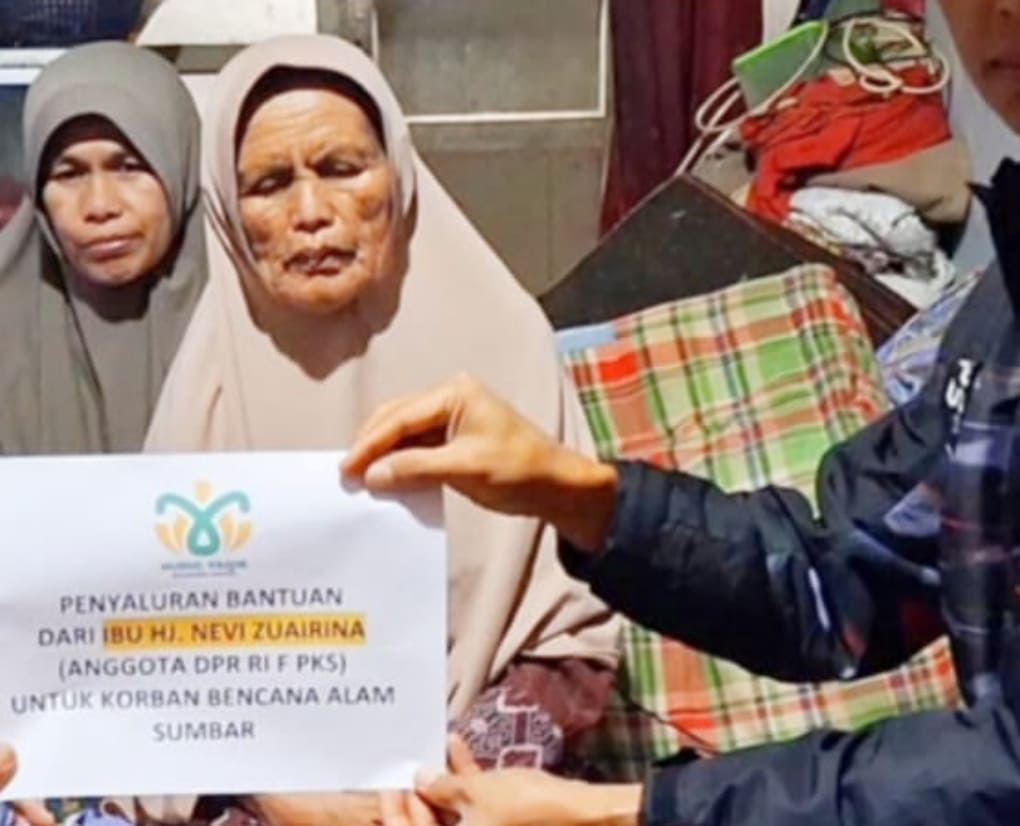 Tim Nevi Zuairina menyalurkan bantuan bagi warga terdampak bencana alam di Nagari Balingka, Kecamatan IV Koto, Kabupaten Agam.(Foto: Tim NZ)