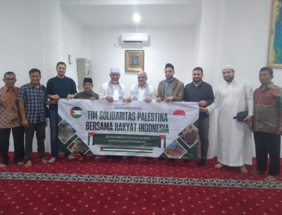 Gubernur Sumbar Mahyeldi Ansharullah menerima bantuan kemanusiaan dari perwakilan Palestina untuk korban banjir di Padang, Sabtu (6/12/2025).(Foto: Humas)