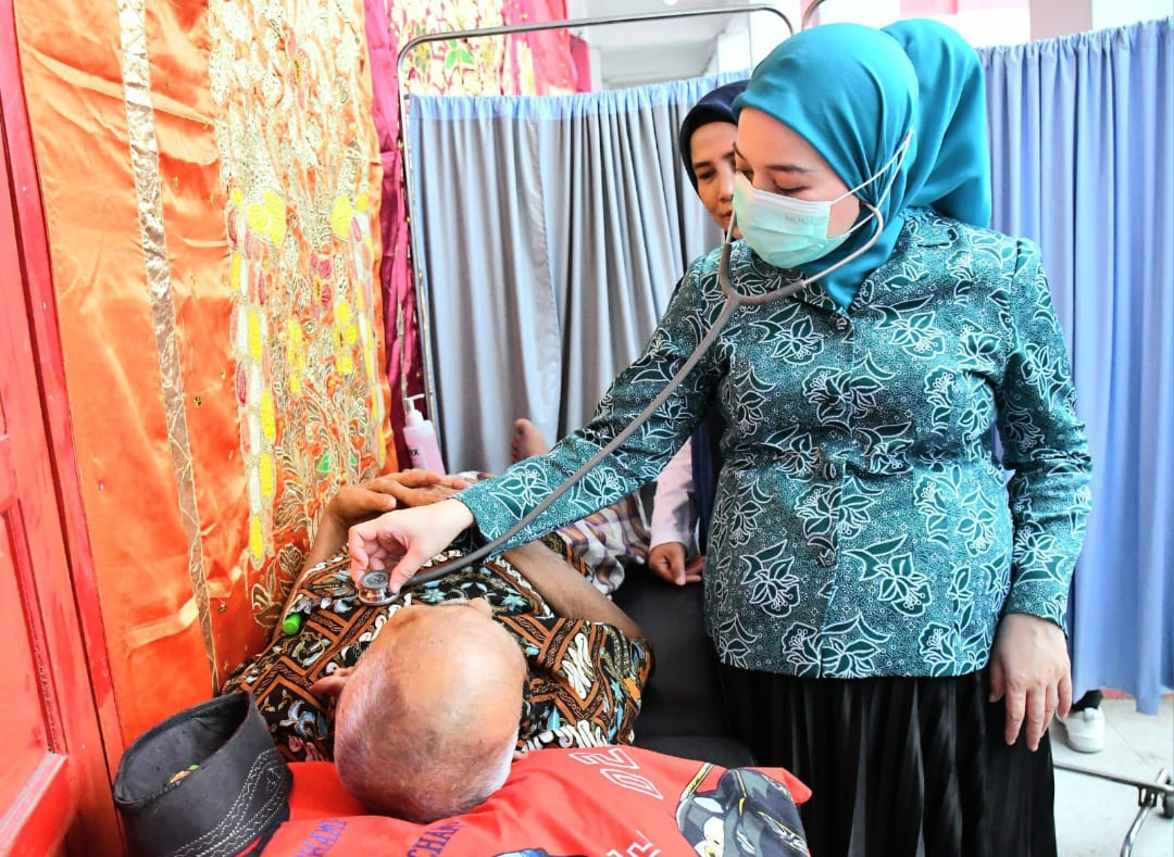 Ketua TP-PKK Kota Padang, dr. Dian Puspita Fadly Amran periksa kesehatan pengungsi banjir di Posko SDN 02 Cupak Tangah, Kecamatan Pauh, Jumat (5/12/2025).(Foto: Prokopim)