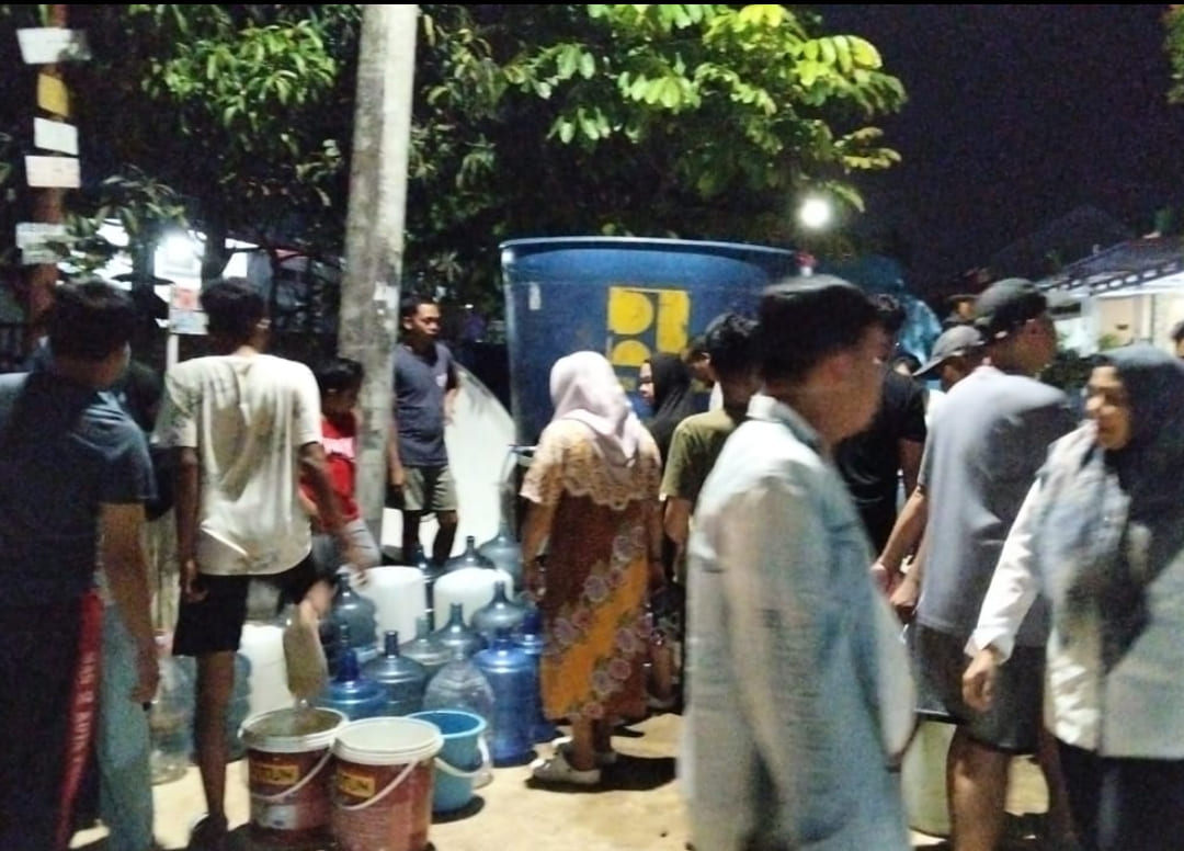 Warga antre mengambil air bersih di hidran umum yang disuplai truk tangki PDAM Padang pasca banjir bandang, di Surau Gadang, Nanggalo.(Foto: IST)