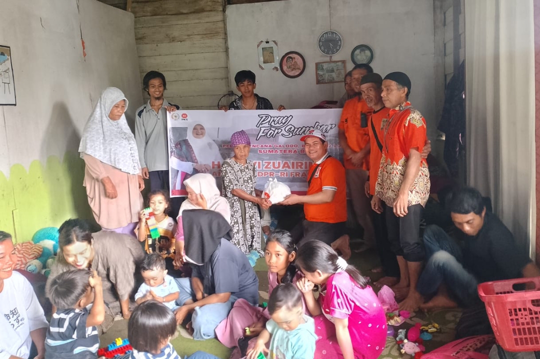 Relawan PKS Pasaman Barat menyerahkan paket bantuan logistik untuk korban bencana galodo dan banjir di Sumbar.(Foto: Tim NZ)