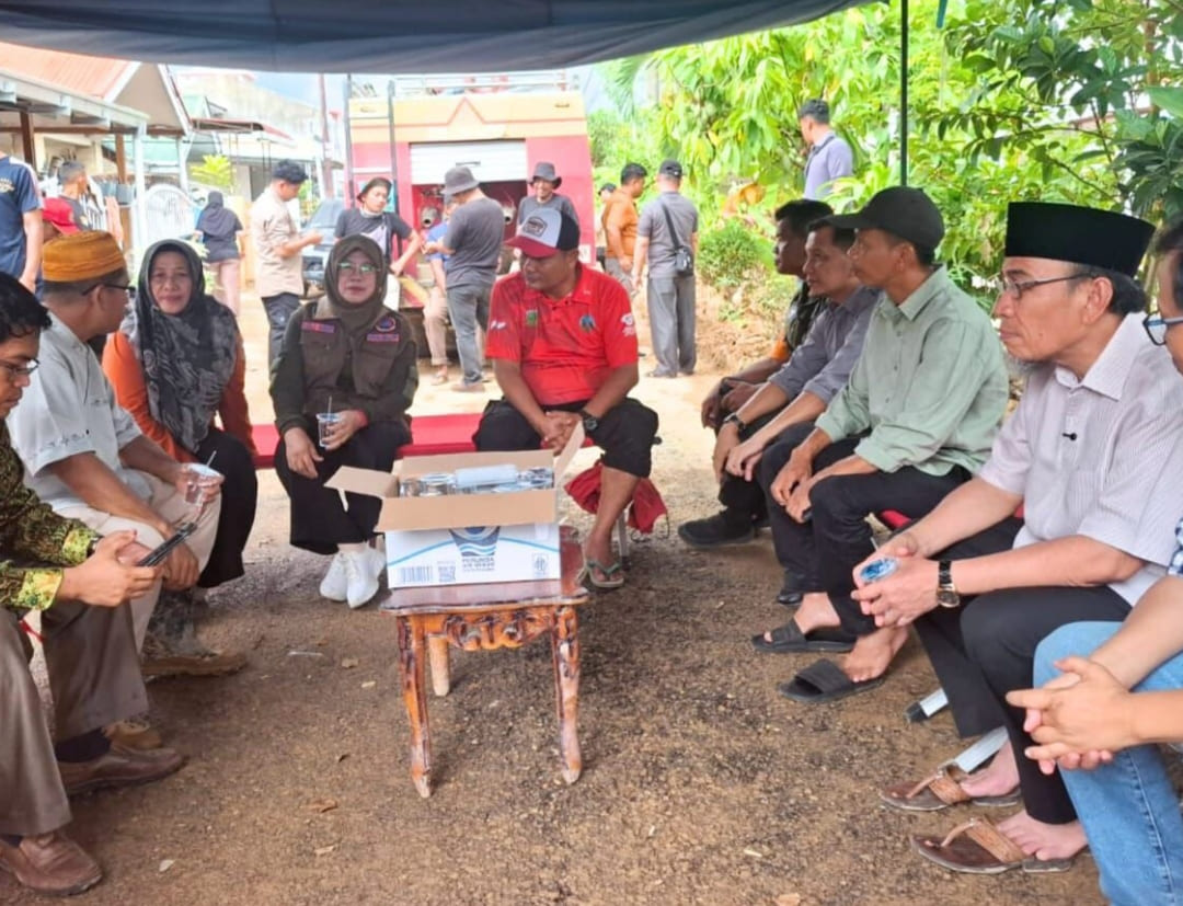 Wawako Padang Maigus Nasir dan Wabup Dharmasraya Leli Arni meninjau kondisi terdampak banjir bandang di Tabing Banda Gadang, Nanggalo, Sabtu (6/12/2025).(Foto: Prokopim)