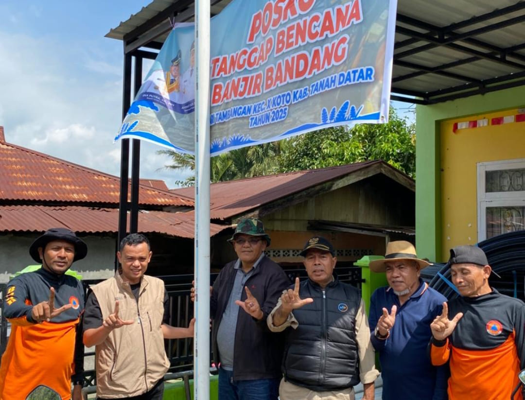 Penyerahan pipa bantuan oleh Jefri Masrul kepada Wali Nagari Tambangan sebagai upaya percepatan pemulihan jaringan air bersih usai banjir bandang Tanahdatar.(Foto: IST)