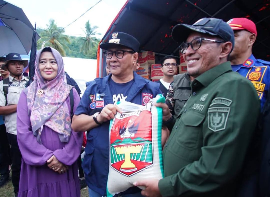 Bupati Tanahdatar Eka Putra (kanan) menerima bantuan kemanusiaan dari Wali Kota Bukittinggi Ramlan Nurmatias di Posko Batu Taba, Sabtu (6/12/2025).(Foto: Prokopim)