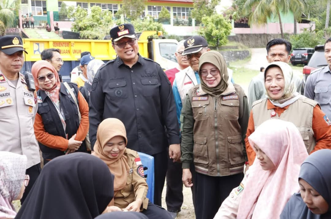 Tinjau Posko Utama di Batu Taba, Leli Arni Bawa Bantuan Rp110 Juta untuk Korban Banjir Bandang.(Foto: Prokopim)