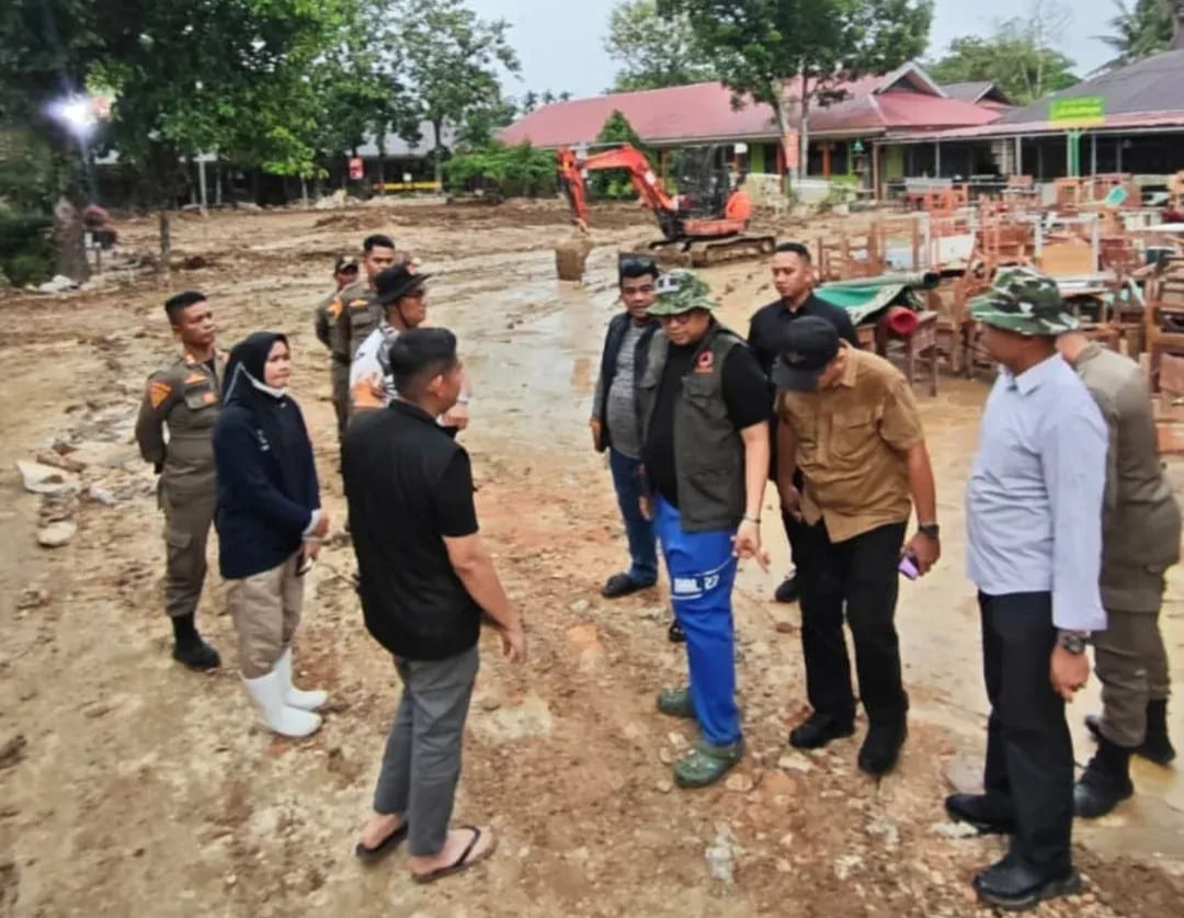 Sekda Padang Andree Algamar tinjau SMAN 12 di Gurun Laweh Nanggalo untuk langkah cepat pemulihan pascabencana.(Foto: Satpol PP)
