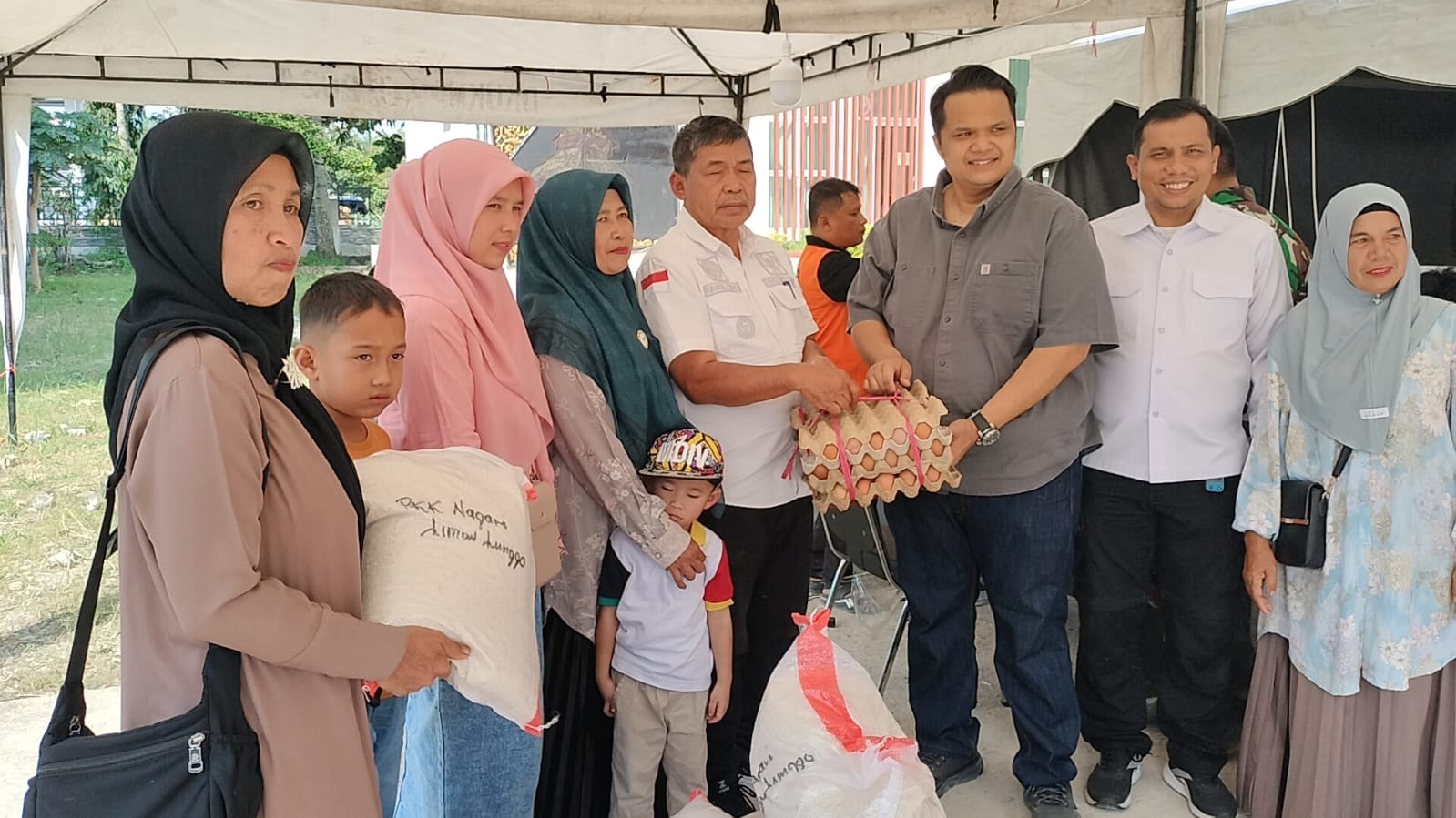 Wali Nagari Limaulunggo, Syahrial menyerahkan bantuan untuk korban bencana di Posko Utama Penanganan Bencana Kotobaru, Kecamatan Kubung, Rabu (3/12).