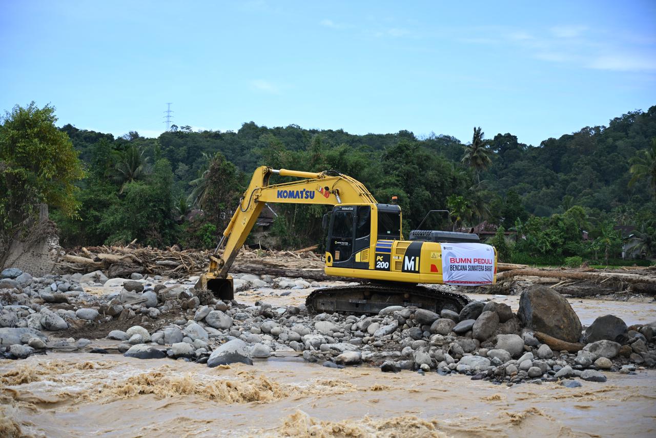 Alat berat PT Semen Padang dikerahkan untuk normalisasi Sungai Batang Kuranji serta pembuatan tanggul darurat di Gunung Nago, Simpang Pasia, dan Batu Busuk.