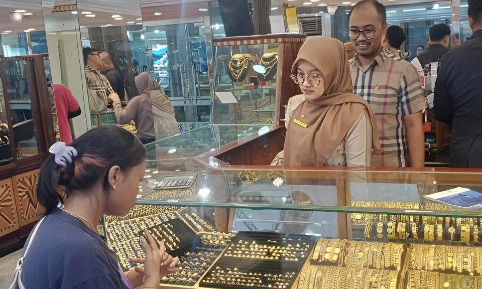 Harga emas di Pasar Raya Padang naik sepekan terakhir, pedagang prediksi tren kenaikan berlanjut hingga akhir tahun berdasarkan kondisi pasar global. (Foto: Irfan R Rusli/Padeks)