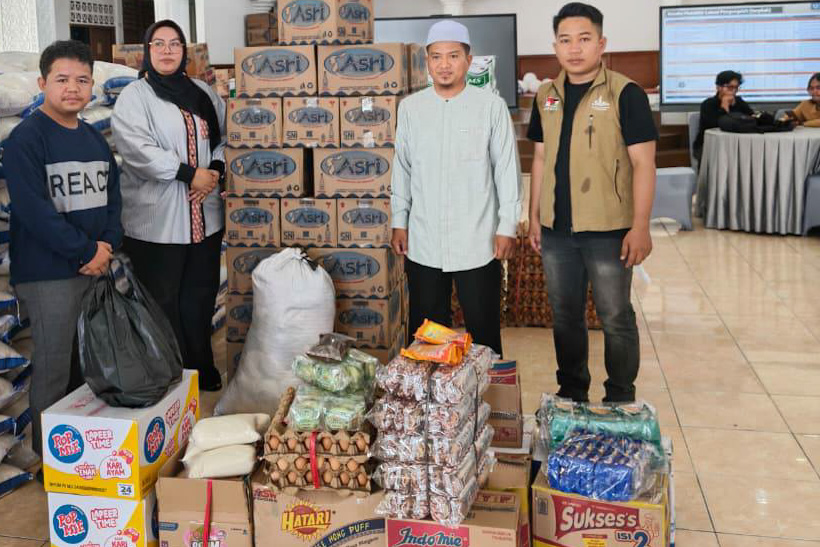 Keluarga besar Masjid Raya Jabal Rahmah Semen Padang salurkan bantuan bagi korban banjir bandang dan longsor di Kota Padang, Sabtu (6/12/2025).