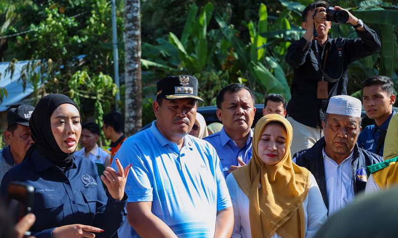 Cindy Monica salurkan bantuan sembako Rp100 juta untuk korban banjir Pariaman, didampingi Wali Kota Yota Balad guna membantu kebutuhan darurat warga.
