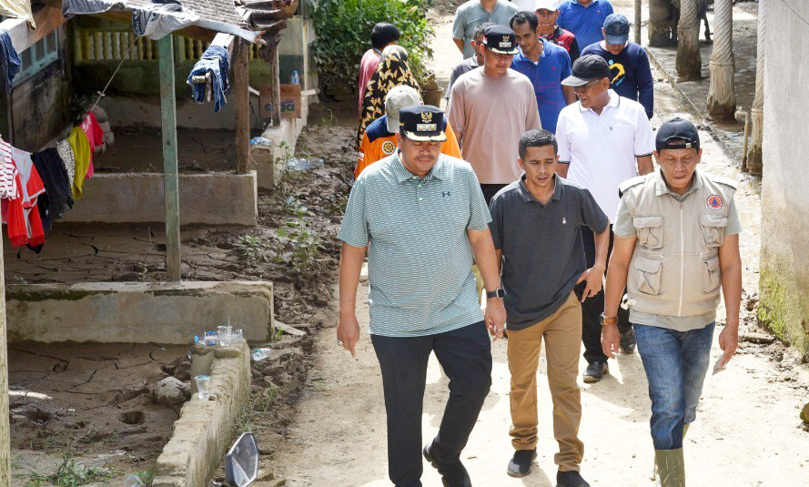 Wali Kota Pariaman Yota Balad berjalan menuju lokasi goro di Dusun Sampan, Desa Punggung Ladiang, Kecamatan Pariaman Selatan, Jumat (5/12/2025).