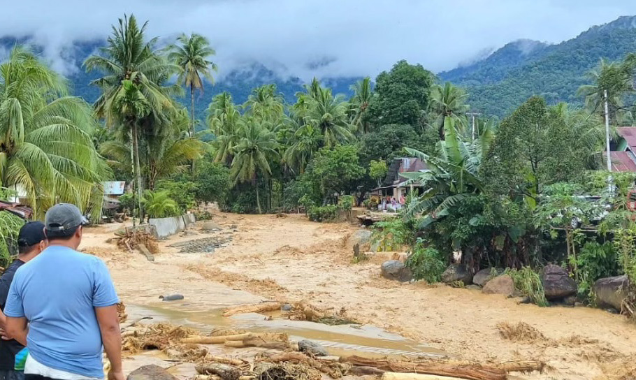 Aliran Sungai Guo di Kelurahan Kuranji, Kecamatan Kuranji, Kota Padang, Sabtu sore (6/12/2025), meluap lagi.