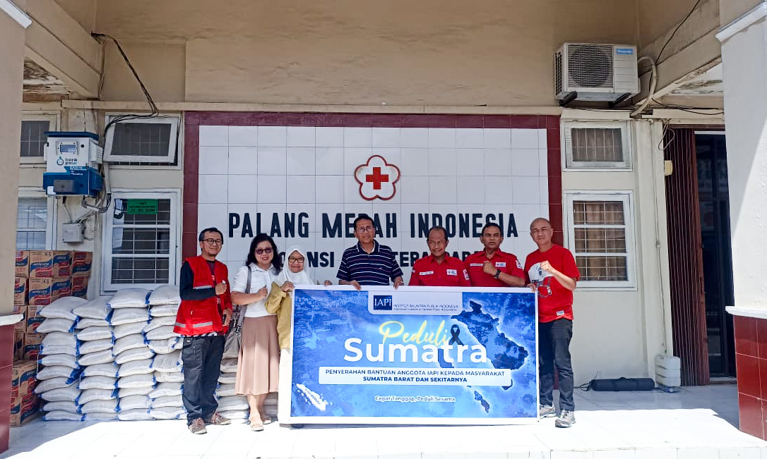 Penyerahan bantuan logistik pangan oleh perwakilan IAPI kepada PMI Sumatera Barat, Sabtu (06/12/2025).