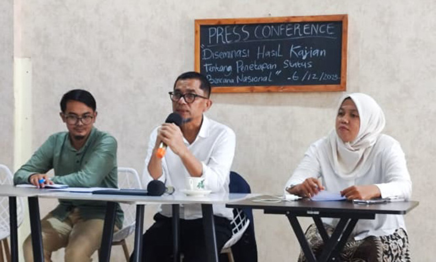 Tim MKA Riset & Training dan UISB menyampaikan hasil penelitian terkait status bencana nasional dalam konferensi pers di Permindo Coffee & Eatery, Sabtu (6/12/2025). (Foto: Randi/Padeks)